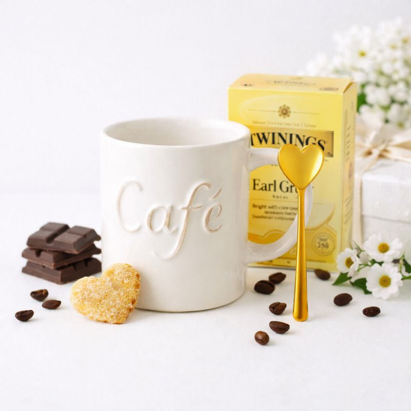 Caneca Café com Colher Dourada em Forma de Coração