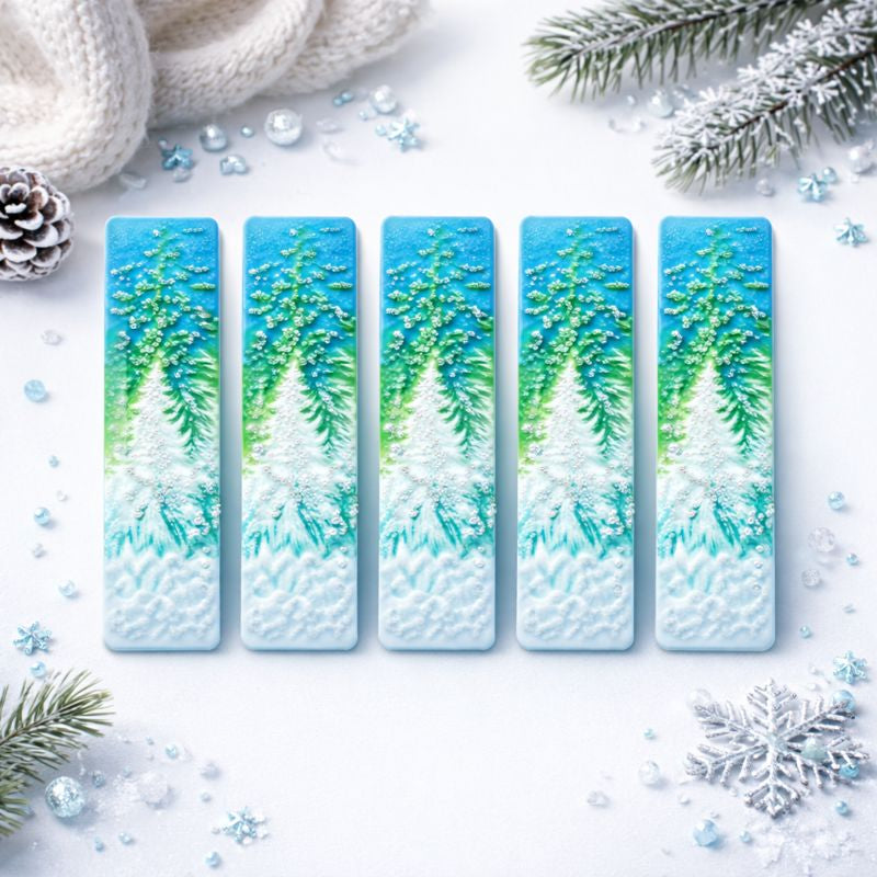 Marcadores de livros em impressão 3D. Pintados e limitados. Marcadores de livros com pinheiro, neve e céu azul.